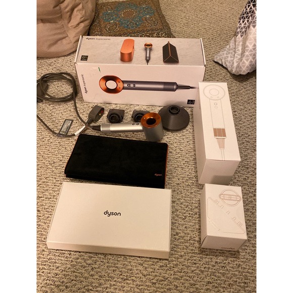 【SOLD】Dyson Supersonic Hair Dryer Gold Gifit Edition - Picture 6 of 12